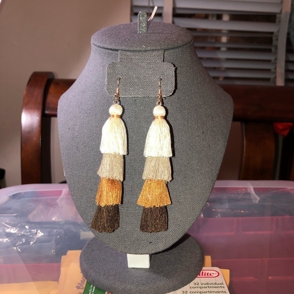 Neutral Tones Tiered Tassel Dangle Earrings NEW - Picture 2 of 4